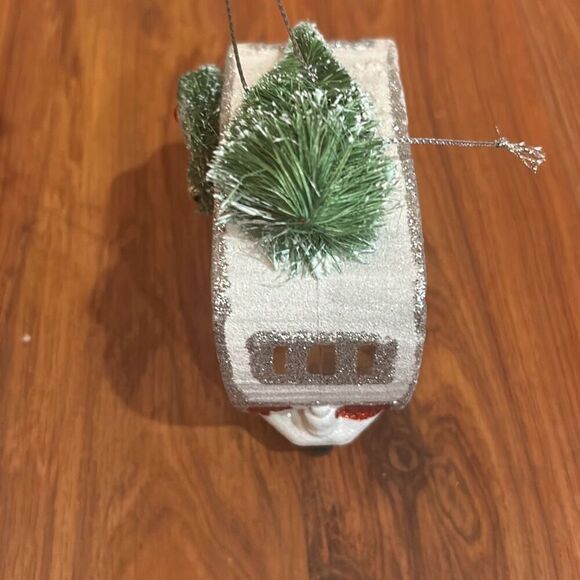 Adorable Christmas tree camper van ornament - Picture 4 of 5